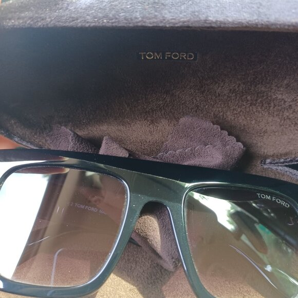 ($500 discounted) TOM FORD (with reciept) RARE Like New Shades - Picture 8 of 9
